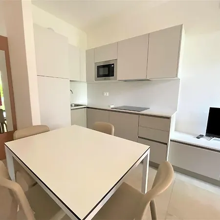 Bright Flat With Pool And Garden Apartmán