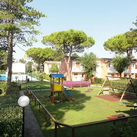 Apartmán Bright Flat With Pool And Garden