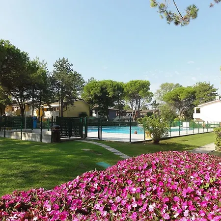 Apartment Bright Flat With Pool And Garden