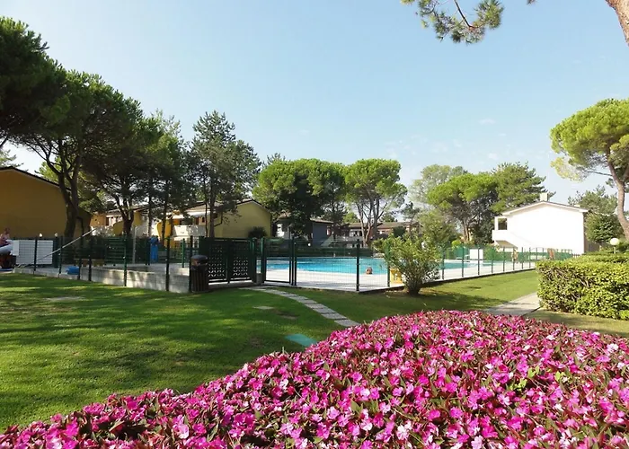 Апартаменты Bright Flat With Pool And Garden