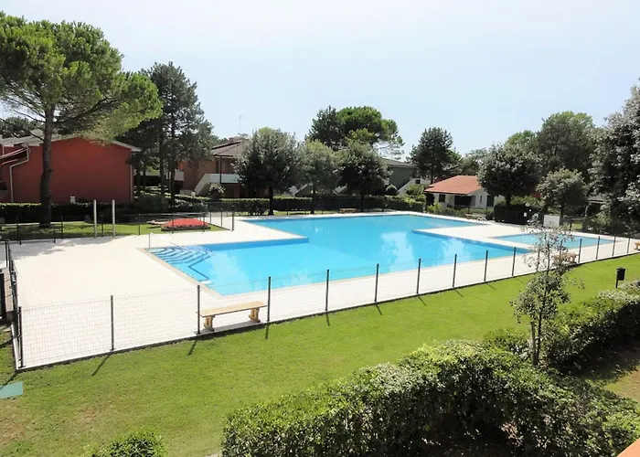 Bright Flat With Pool And Garden Апартаменты *